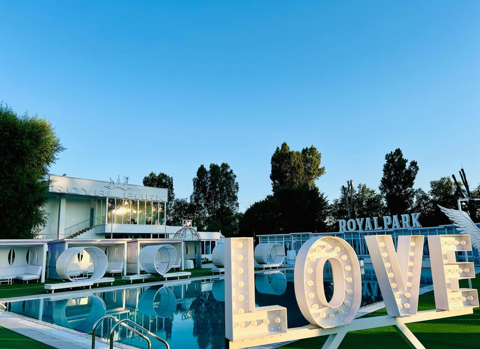 Royal Park Complex Hotel Bascov Eksteriør billede