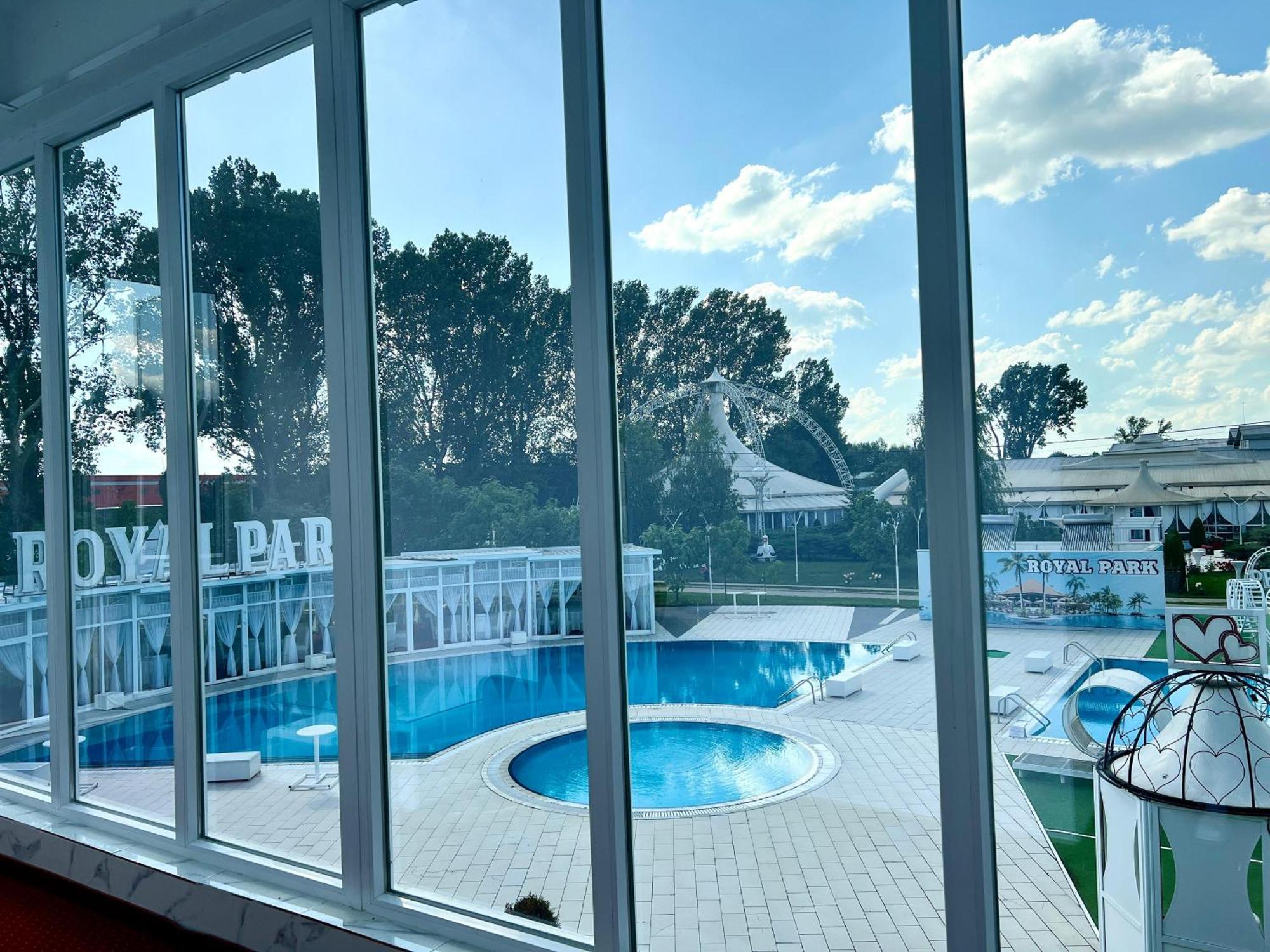 Royal Park Complex Hotel Bascov Eksteriør billede