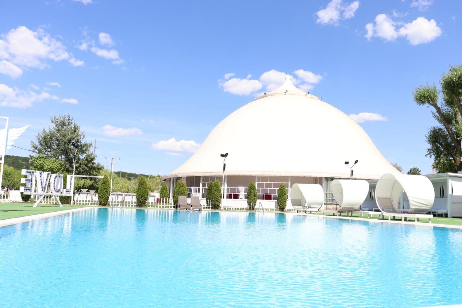 Royal Park Complex Hotel Bascov Eksteriør billede